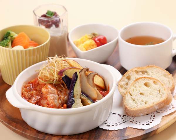 秋野菜とチキンの煮込み風プレート