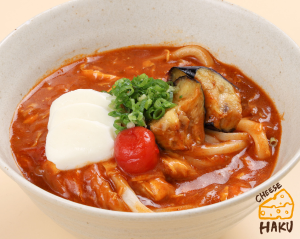 トマチーカレーうどん<br>～チーズ工房HAKUのモッツァレラチーズ～